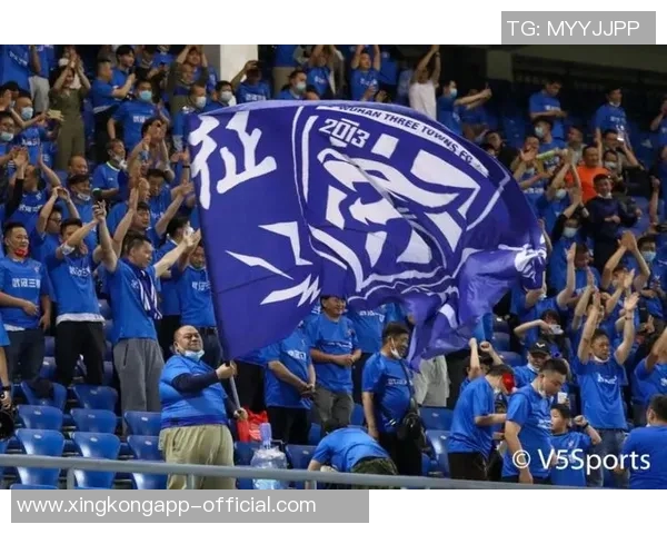 新赛季武汉三镇主场球衣揭晓经典蓝色深浅条纹设计引发球迷热议